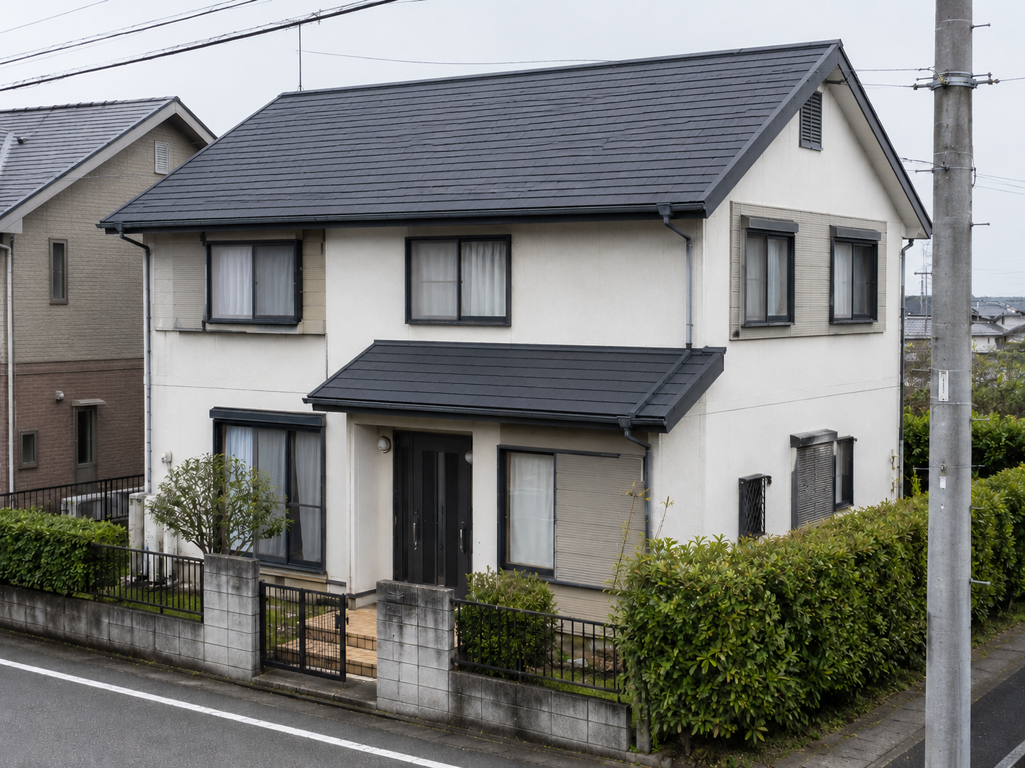 屋根の葺き替え後。新しい屋根材が整然と葺かれた状態